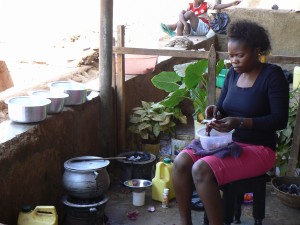 Sylvia con dos cocinas.