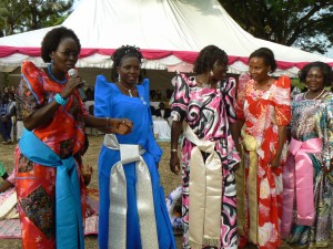 La novia (de azul) con las mujeres de su Clan.