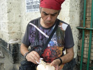 Comiendo un coco.