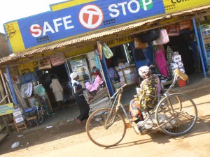 Busia. Afectado de la polio con su triciclo.