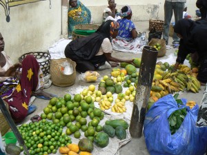 Soko de Mombasa puesto de frutas muslim.