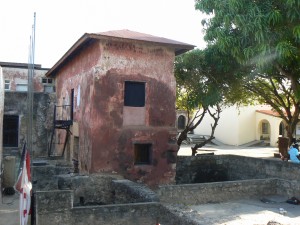 Interior del Fuerte con su color terroso.