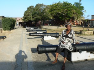 Fort Jesús. Jecar en loscañones del patio de armas del fuerte