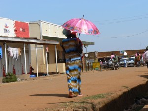 Bajo el sol en la calle Wasike- Mugeni Road. Bajo el sol en la calle Wasike- Mugeni Road.