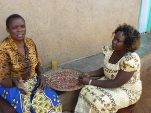 Las Namulundu pelando cacahuetes. Las Namulundu pelando cacahuetes.