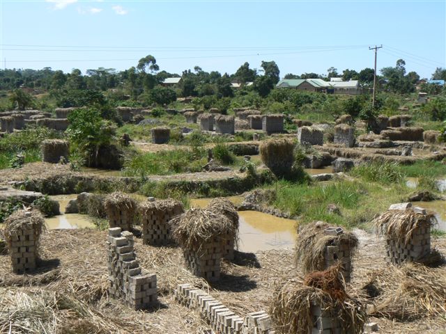 Secado de los ladrillos al sol.