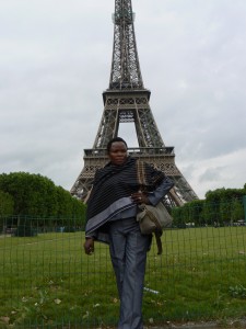 Con la manta massai en la Torre Eiffel