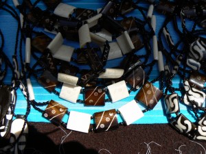 Collares de hueso de vaca.