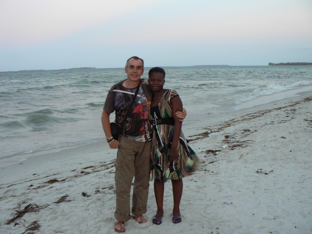 Con Sylvia en la playa de Dar es Salaam.