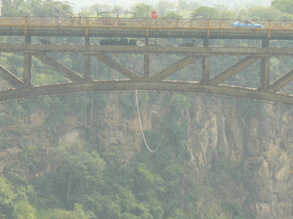 El tren sobre el puente en el Zambezze.